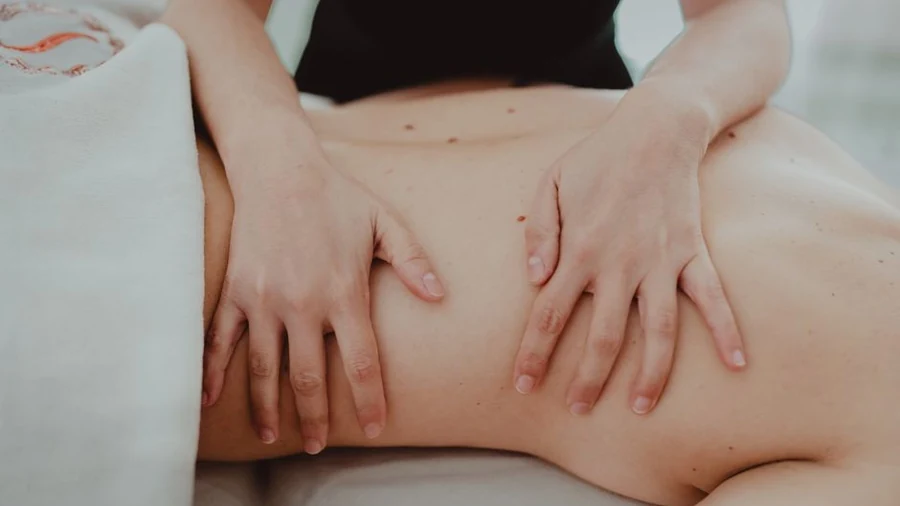 두 손을 넓게 편 채 등 아래쪽에 압을 싣는 모습