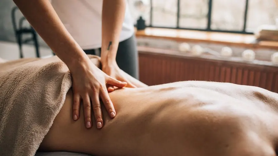 마사지사가 손목 힘 대신 체중을 싣는 이유 — 압을 만드는 방식과 시술 내내 힘이 유지되는 원리