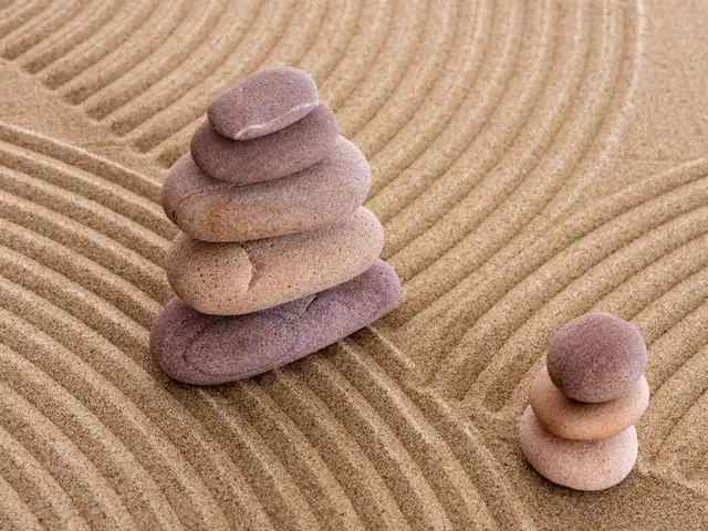 경기 남양주시 스웨디시 매장 이미지 — 수건 위에 놓인 스파 스톤