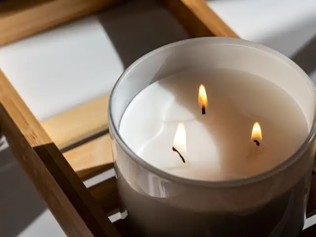 인천 연수구 스웨디시 매장 이미지 — 수건 옆에서 타오르는 스파 캔들