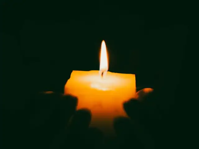 경기 고양시 스웨디시 매장 이미지 — 수건 옆에서 타오르는 스파 캔들
