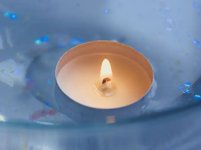 충남 천안시 스웨디시 매장 이미지 — 수건 옆에서 타오르는 스파 캔들