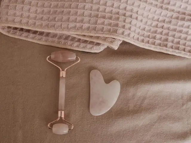 전남 광양시 아로마 매장 이미지 — 수건 위에 놓인 스파 스톤
