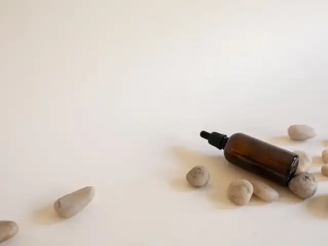 부산 사상구 아로마 매장 이미지 — 수건 위에 놓인 스파 스톤