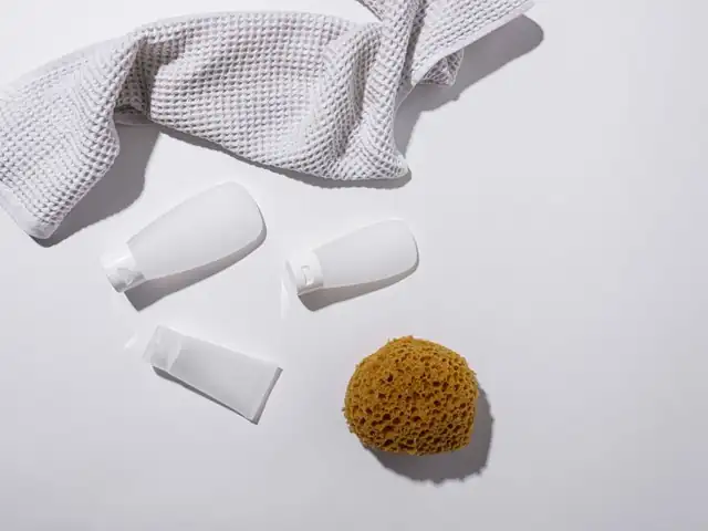 인천 남동구 스웨디시 매장 이미지 — 수건 위에 놓인 스파 스톤