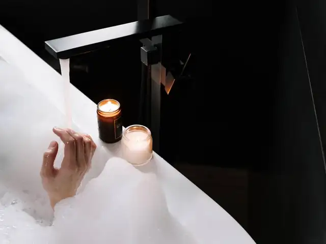 경기 부천시 스웨디시 매장 이미지 — 수건 옆에서 타오르는 스파 캔들